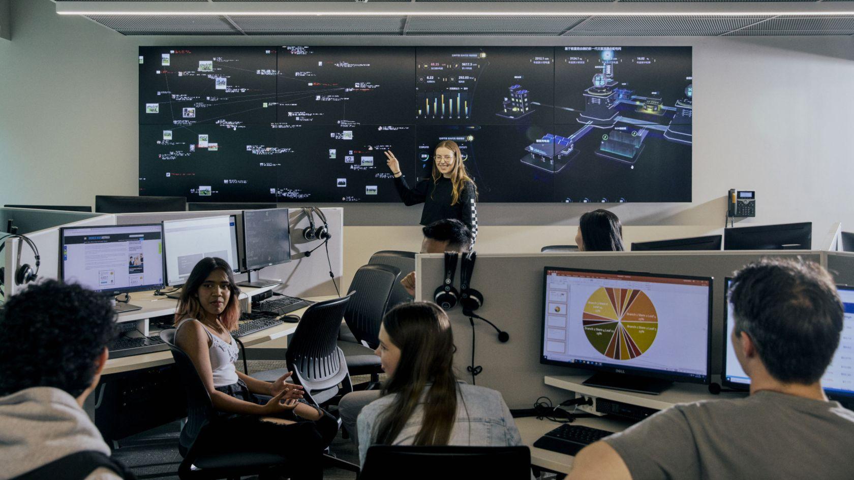 Information Technology and Data Analytics 資訊與數據分析背景